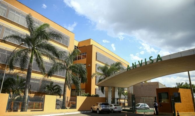 Anvisa proíbe fabricação de sete produtos para cabelos