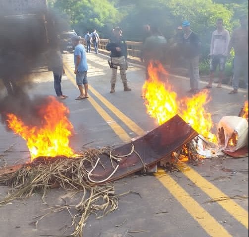 Após protesto, Prefeitura de Nova Era e Dnit liberam acesso da Praia Grande à BR-381