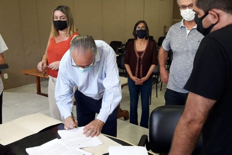 Dr. Laércio Ribeiro recebe as chaves da Prefeitura de Monlevade