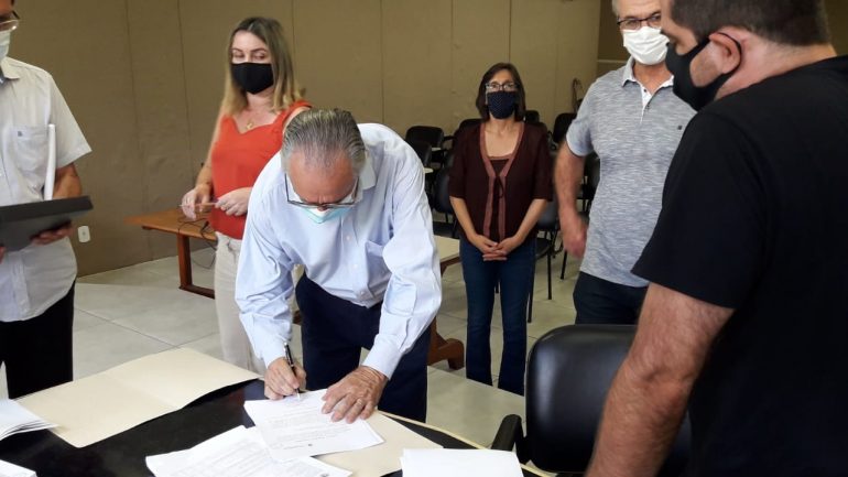 Dr. Laércio Ribeiro recebe as chaves da Prefeitura de Monlevade