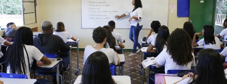 Prefeitura de Monlevade promete analisar reajuste do piso salarial dos professores