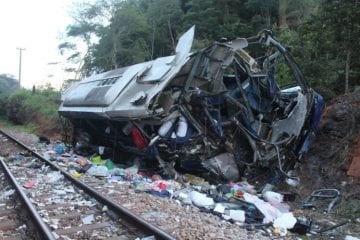 Sobe para 19 número de mortos em acidente de ônibus em Monlevade