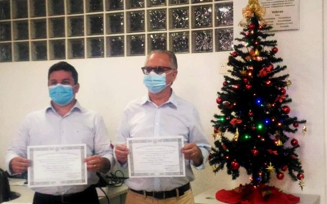 Dr. Laércio Ribeiro e Fabrício Lopes recebem o diploma no Cartório de Monlevade