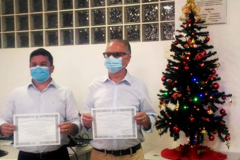 Dr. Laércio Ribeiro e Fabrício Lopes recebem o diploma no Cartório de Monlevade