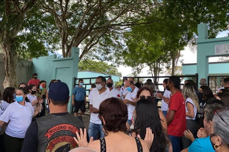 Familiares e amigos prestam última homenagem à Dona Dudu