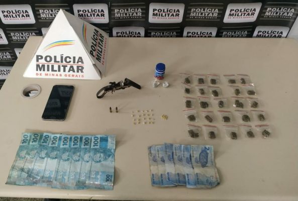 Polícia Militar prende suspeito por tráfico de drogas no meio da rua em Monlevade