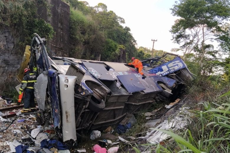 Número de mortes em acidente com ônibus sobe para 18