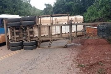 Carreta e ônibus, com funcionários da Vale, se envolvem em acidente