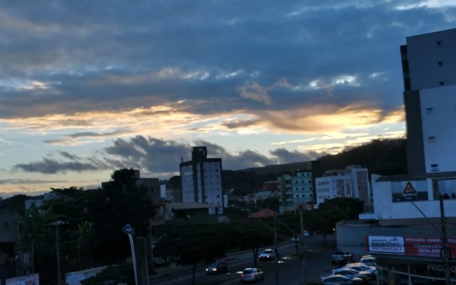 Clima segue estável nesta quarta-feira: em um momento tá frio, no outro tá calor; confira a previsão do tempo