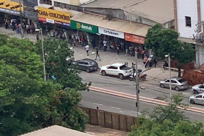 Monlevadenses formam longa fila para entrega de currículos em loja de departamento