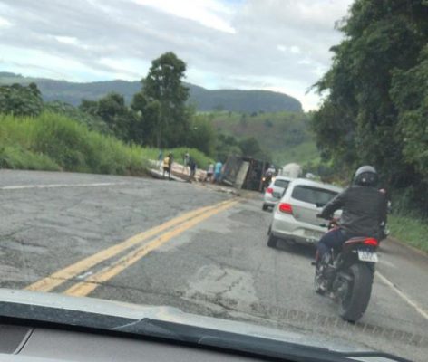 Carreta tomba na Ponte Coronel na BR-381 e deixa trânsito lento