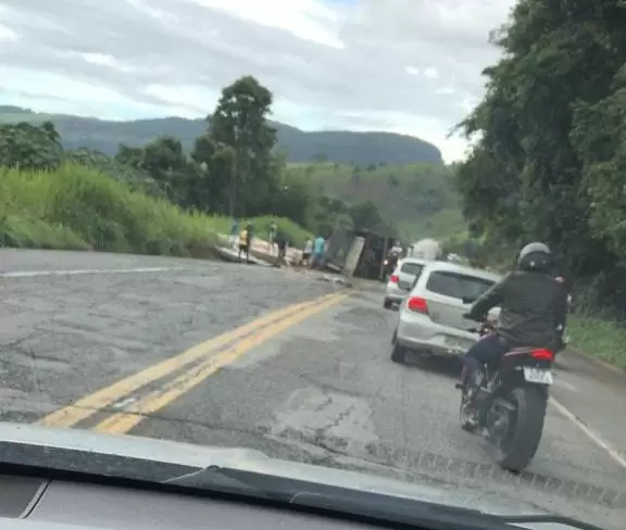 Carreta tomba na Ponte Coronel na BR-381 e deixa trânsito lento