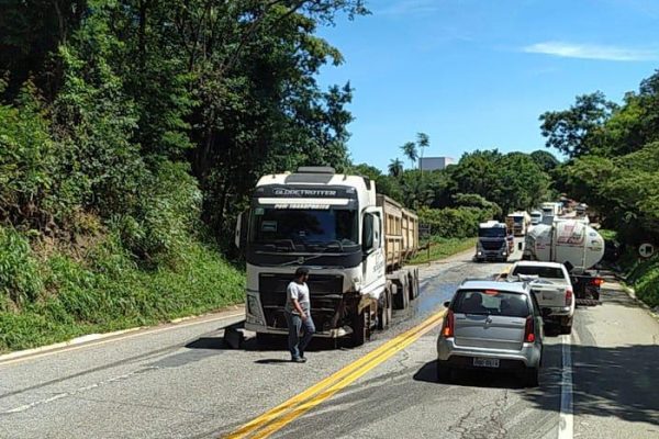 acidente-com-vitima-fatal-complica-o-transito-na-br-381-em-ravena
