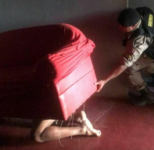 Homem que matou mulher com um tiro na cabeça em Dom Silvério é preso debaixo do sofá