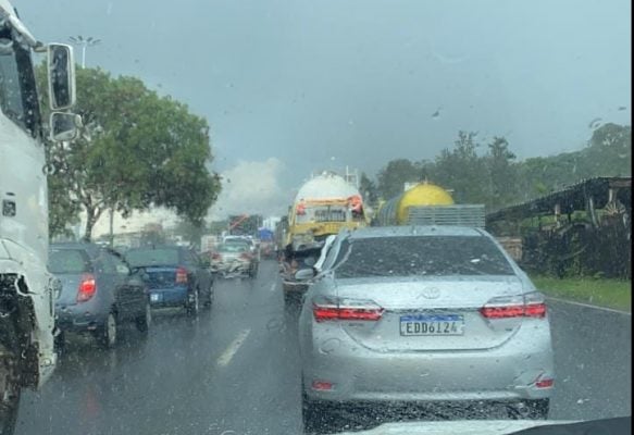 Chuva e aumento de fluxo de veículos causam lentidões na BR-381