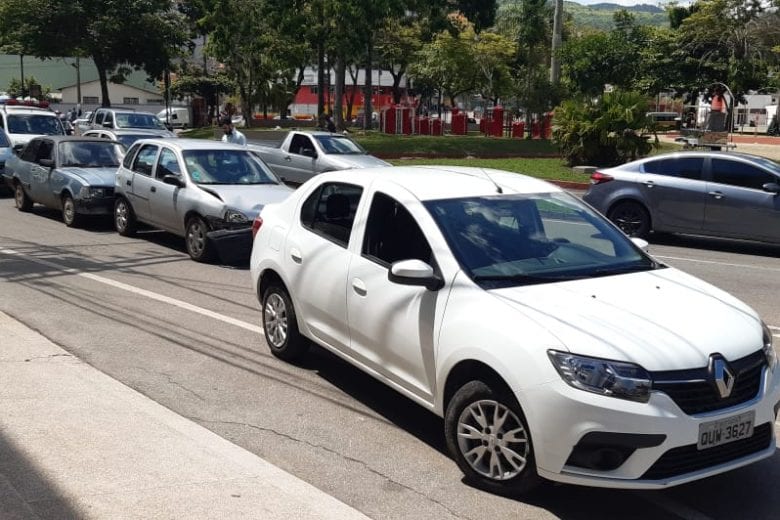 Engavetamento causa congestionamento na Praça Acrísio Alvarenga