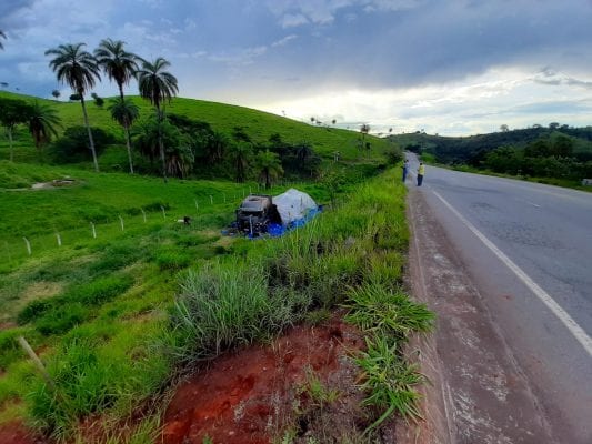 caminhao-com-galoes-de-agua-tomba-em-ribanceira-na-mg-434