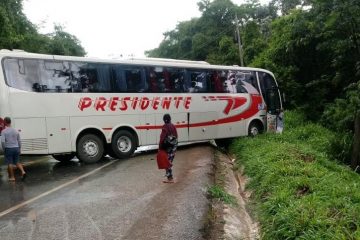 Acidente entre ônibus e carro interdita parcialmente a BR-381
