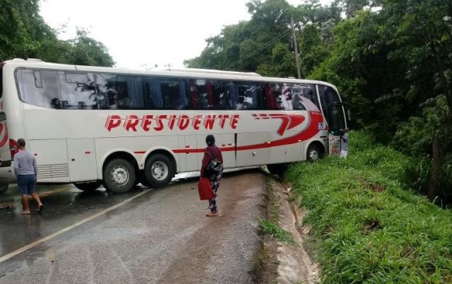 acidente-entre-onibus-e-carro-interdita-parcialmente-a-br-381