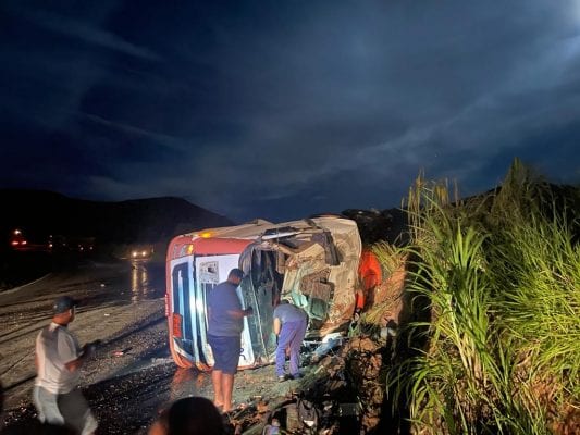 motorista-fica-preso-as-ferragens-ao-tombar-caminhao-com-acido