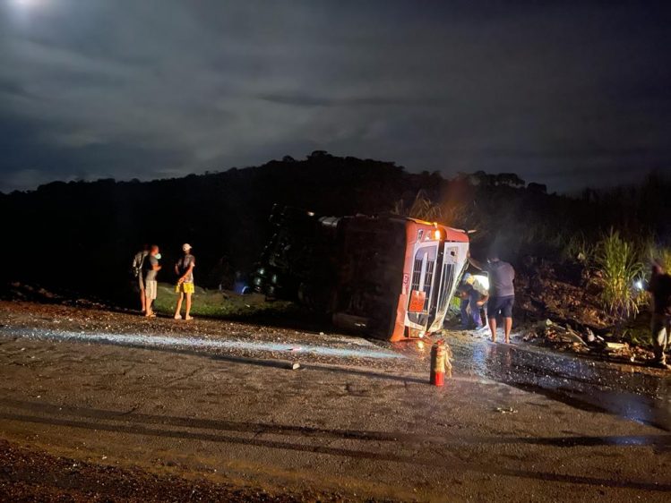 Acidente com ácido sulfúrico interdita rodovia em Nova Era