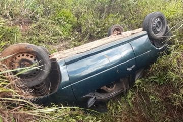Duas pessoas ficam feridas após carro capotar em ribanceira na MG-434