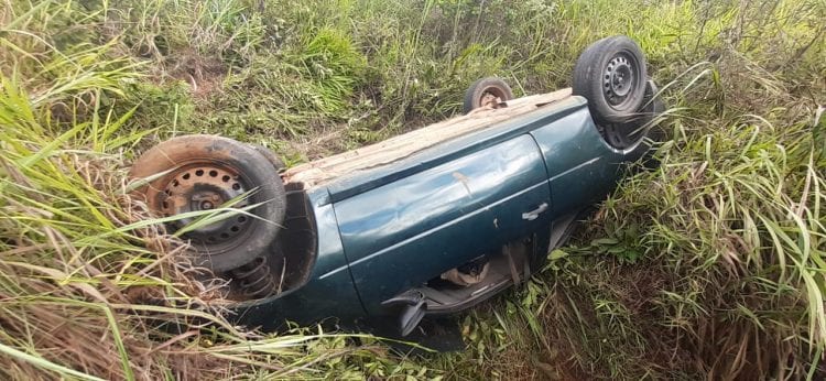 duas-pessoas-ficam-feridas-apos-carro-capotar-em-ribanceira