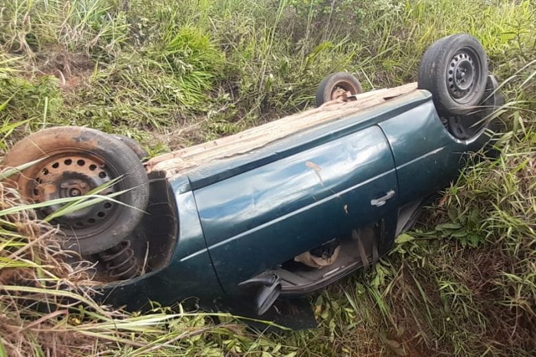 Duas pessoas ficam feridas após carro capotar em ribanceira na MG-434