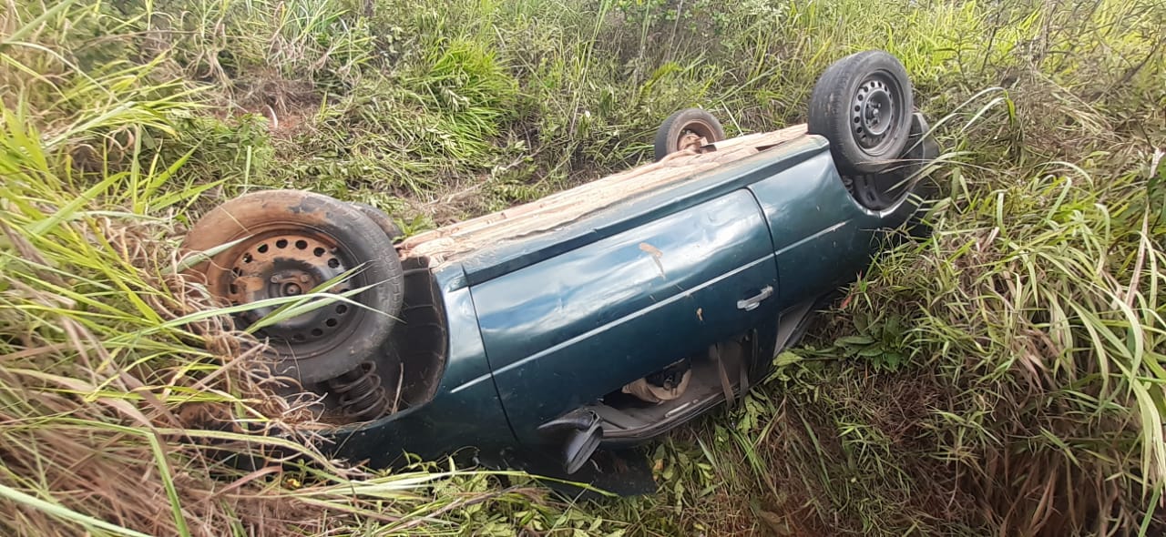 Duas pessoas ficam feridas após carro capotar em ribanceira na MG-434