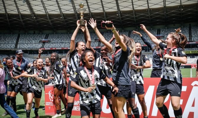 Atlético bate Cruzeiro nos pênaltis e conquista Mineiro Feminino