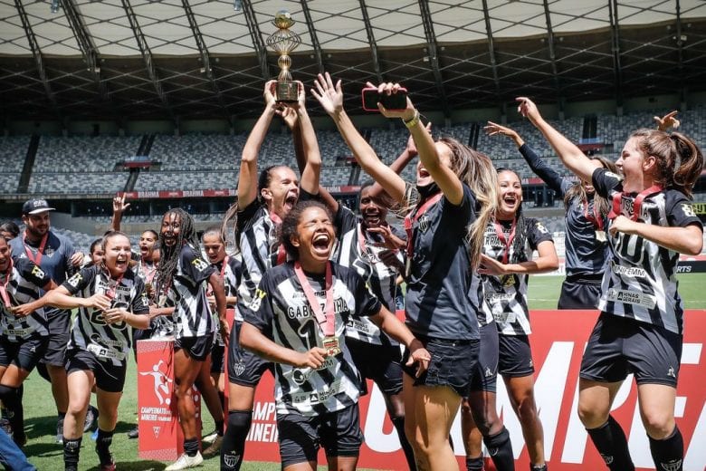 Atlético bate Cruzeiro nos pênaltis e conquista Mineiro Feminino