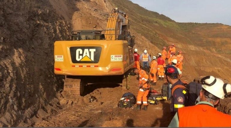 Queda de Talude sobre retroescavadeira deixa homem soterrado em Brumadinho