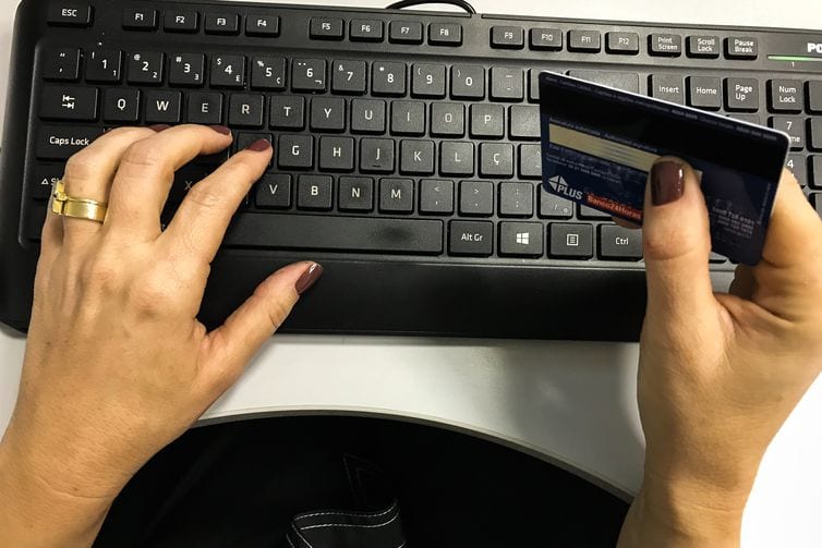 Pagamentos com cartões movimentam R$ 2 trilhões em 2020, diz Abecs