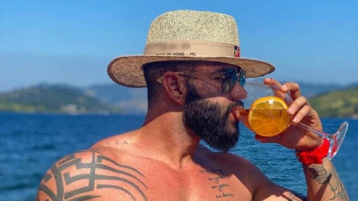 Gusttavo lima assume que trocou os filhos pela farra e gera revolta entre os fãs