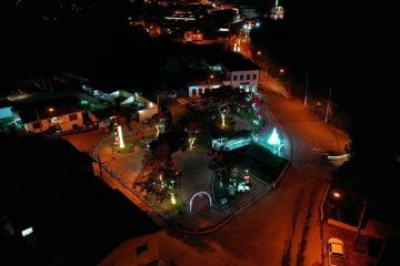 Prefeitura de Conceição do Mato Dentro ilumina Praça da Saudade em homenagem às vítimas do coronavírus