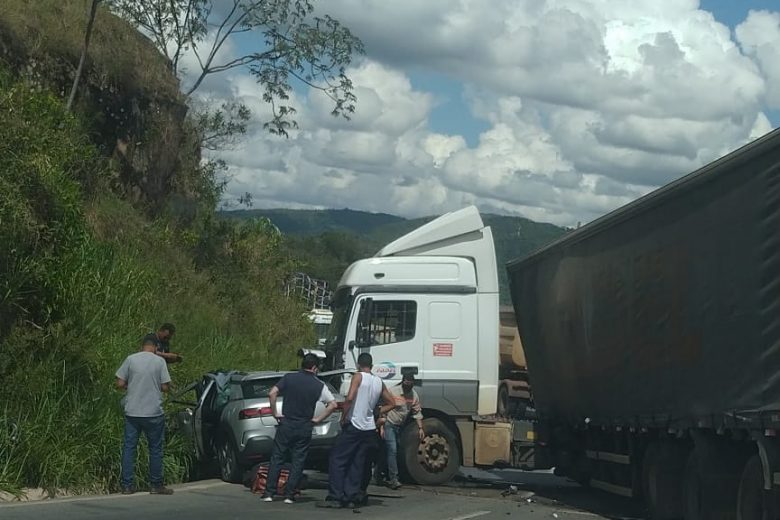 Acidente envolvendo uma carreta e um carro causa óbito na BR-381