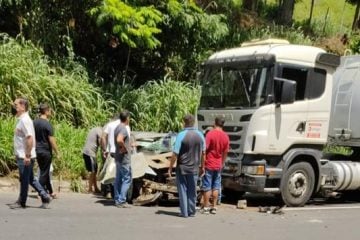 Colisão frontal entre carro e carreta na BR-381, em Nova Era, deixa uma pessoa morta