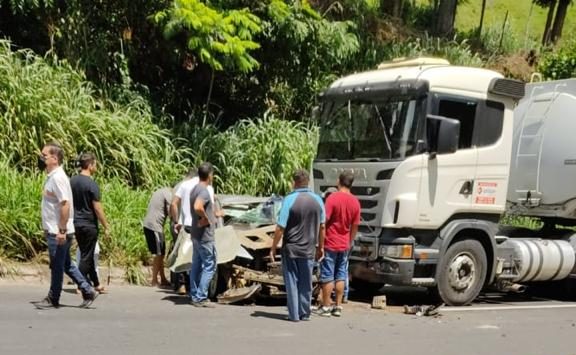 Colisão frontal entre carro e carreta na BR-381, em Nova Era, deixa uma pessoa morta