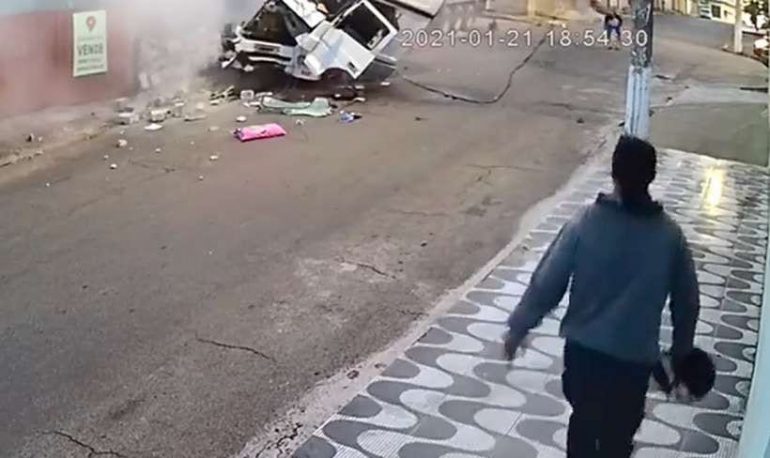 Carreta perde o freio e atinge contra muro na grande BH; veja vídeo