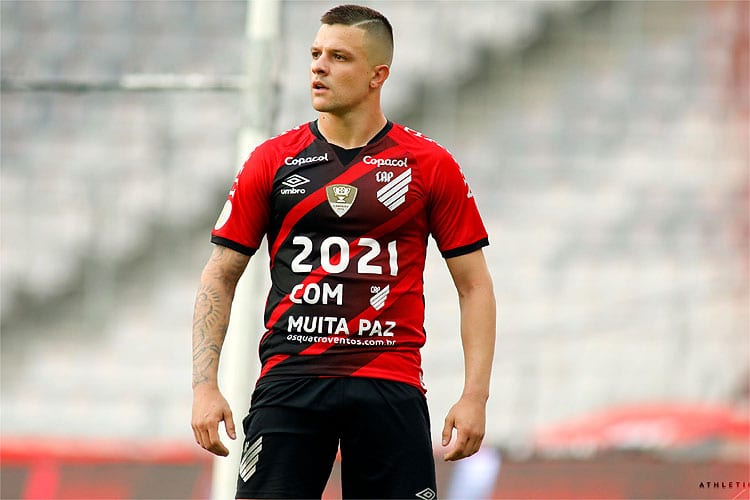 Flamengo perde para o Athletico-PR e fica mais longe do título brasileiro