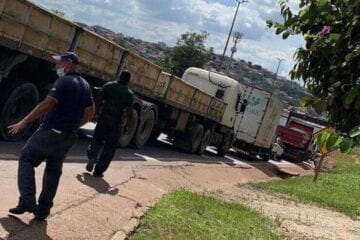 Caminhão perde o freio e atravessa o anel rodoviário desgovernado. Assista o vídeo!