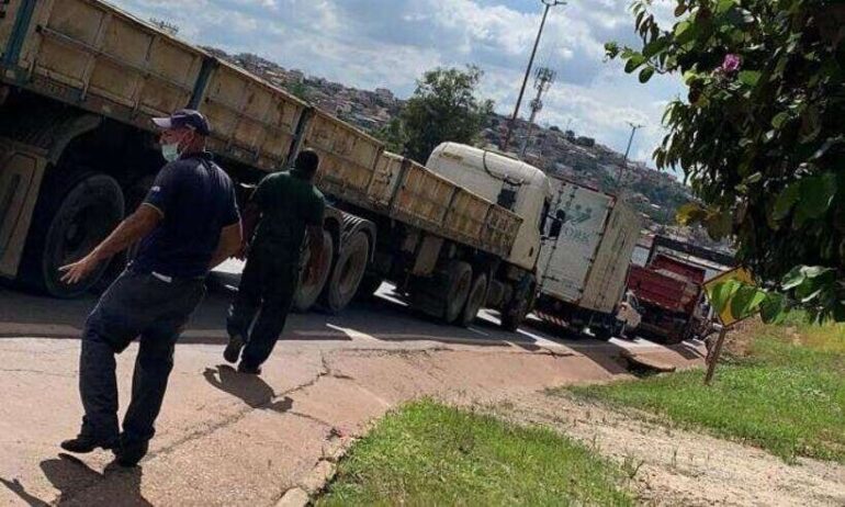 Caminhão perde o freio e atravessa o anel rodoviário desgovernado. Assista o vídeo!