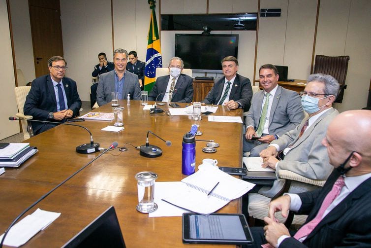 Bolsonaro apela para que caminhoneiros não façam greve