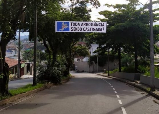 Itabira amanhece com faixas ironizando a permanência do Cruzeiro na Série B