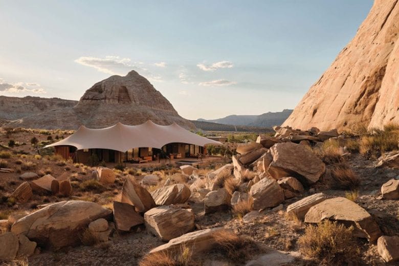 Voo de avião e spa com argila: hotel oferece luxo em pleno deserto americano