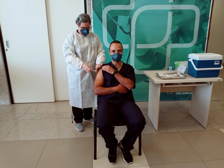 Enfermeiro de 40 anos é o primeiro vacinado em São Gonçalo do Rio Abaixo