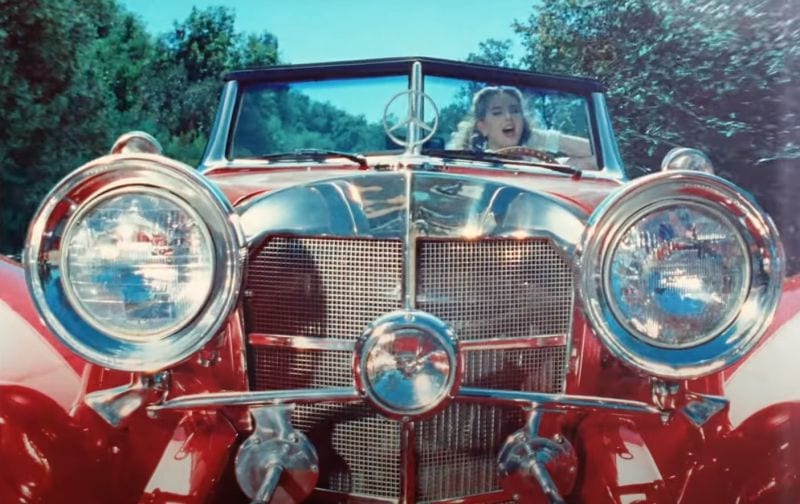 Lana Del Rey dirige Mercedes-Benz vintage em novo clipe