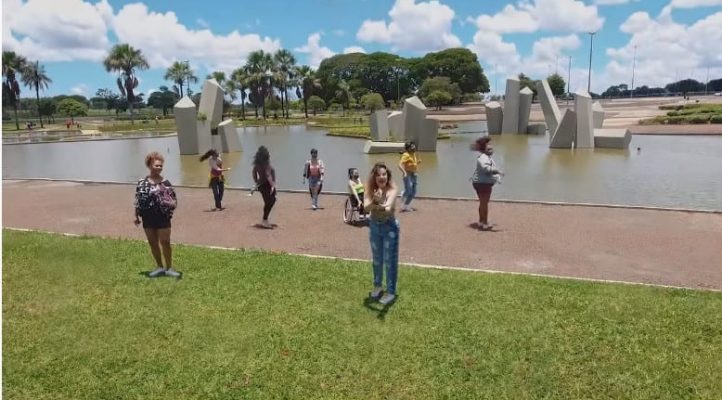 Dançarina cadeirante participa de clipe musical e revela poder da inclusão na arte