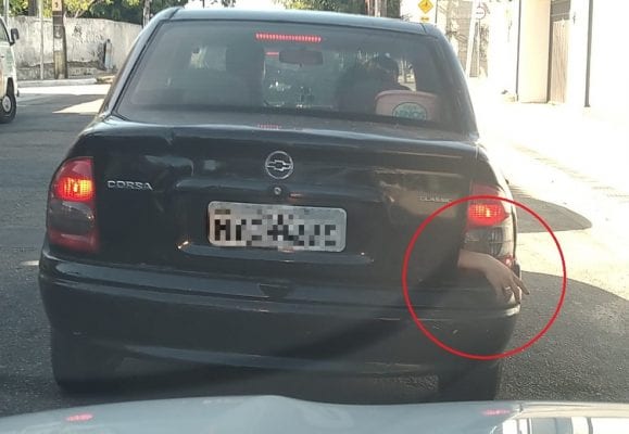 Motorista vê mão de jovem para fora de porta-malas e denuncia sequestro