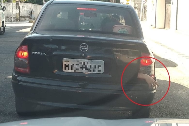 Motorista vê mão de jovem para fora de porta-malas e denuncia sequestro